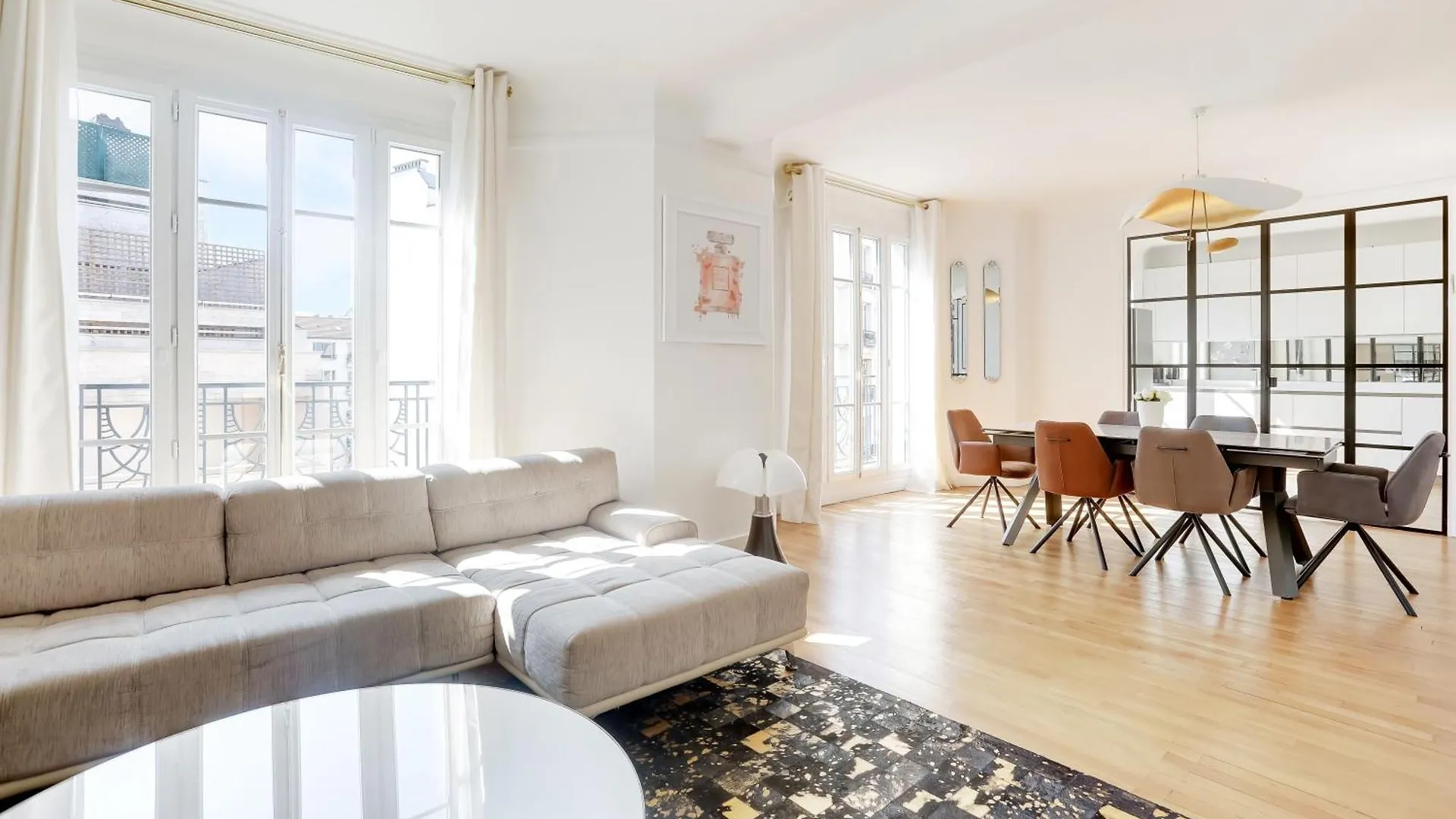 Typical Parisian Apartment Paříž